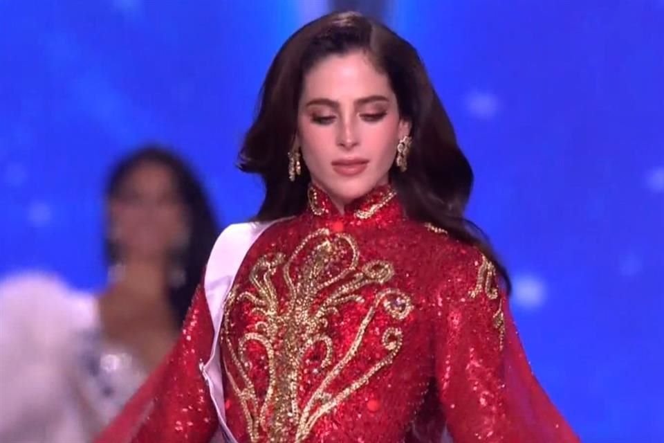 Bosch sorprendió con este diseño rojo en vestido de gala, un color que ya han usado otras ganadoras en años anteriores.