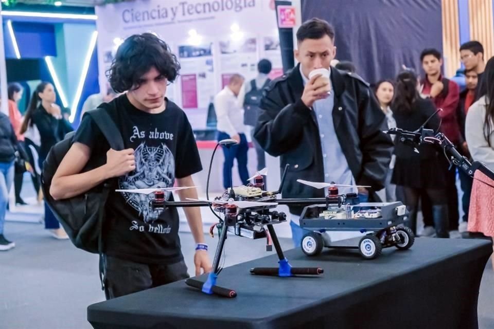 En el evento hay exposiciones interactivas, entre ellas de drones y videojuegos.