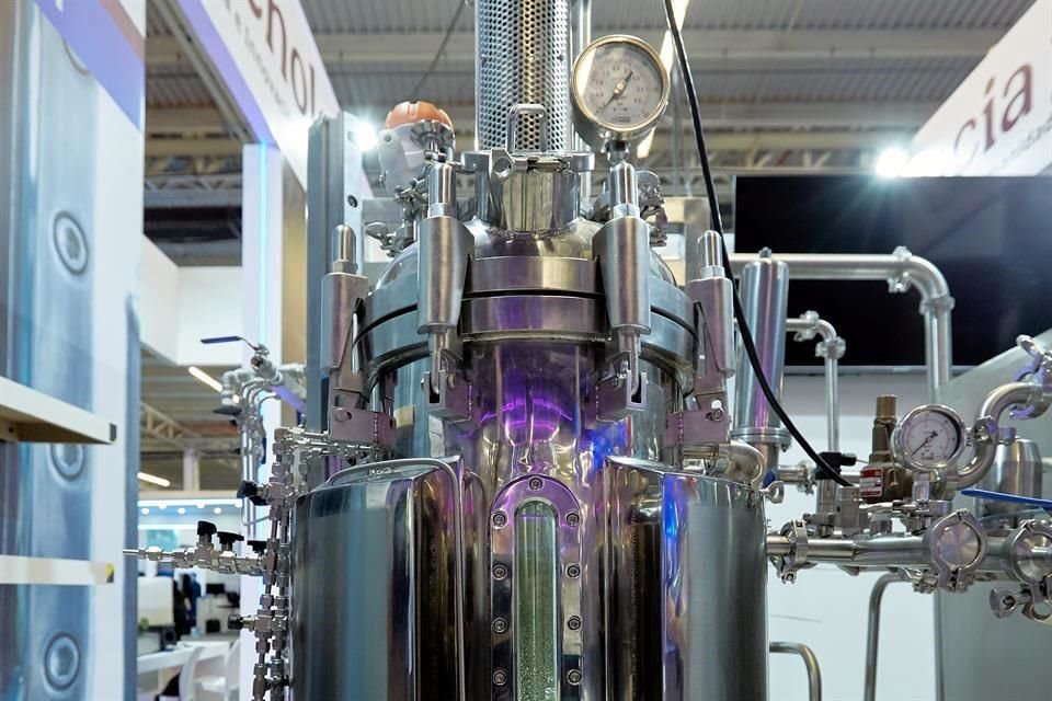Conacyt exhibe este biorreactor capaz de generar microorganismos en la industria alimentaria y reducir residuos.