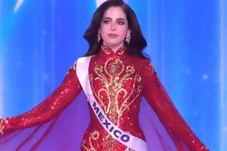 Este vestido también destacó por estar cubierto de lentejuelas rojas brillantes con un diseño central de filigrana dorada, que simulaba una especie de águila o figuras folclóricas.