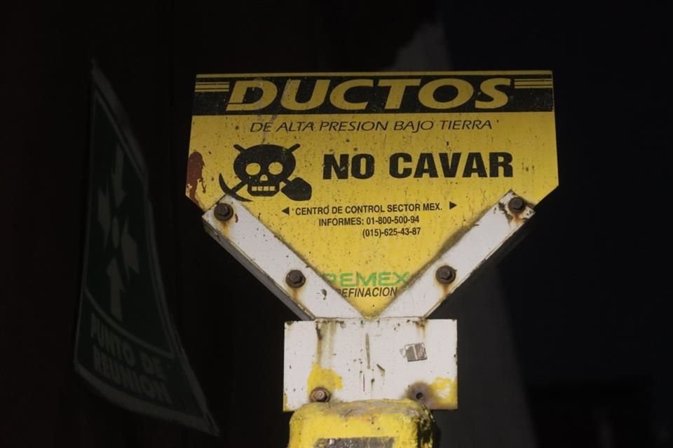 Varios postes ubicados en la colonia advierten la presencia de ductos.