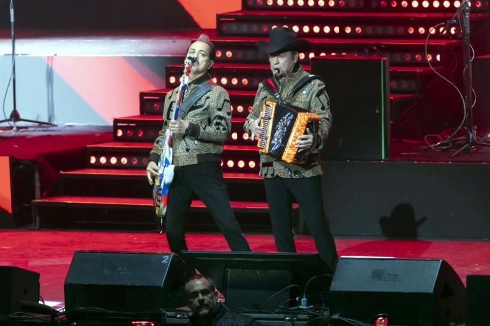 Los Tigres del Norte cantaron historias de amor y alzaron la voz por lo migrantes la noche de este jueves en el Auditorio Metropolitano.