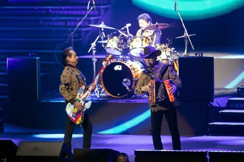 Los Tigres del Norte cantaron historias de amor y alzaron la voz por lo migrantes la noche de este jueves en el Auditorio Metropolitano.