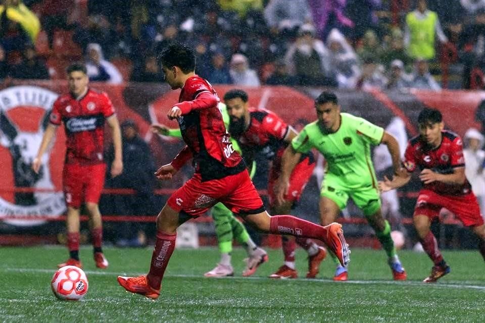 Gilberto Mora marcó un penal a lo 'Panenka'.