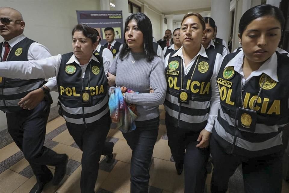 El Poder Judicial de Perú ordenó la captura internacional contra la ex Primera Ministra Betssy Chávez, refugiada en la Embajada de México.