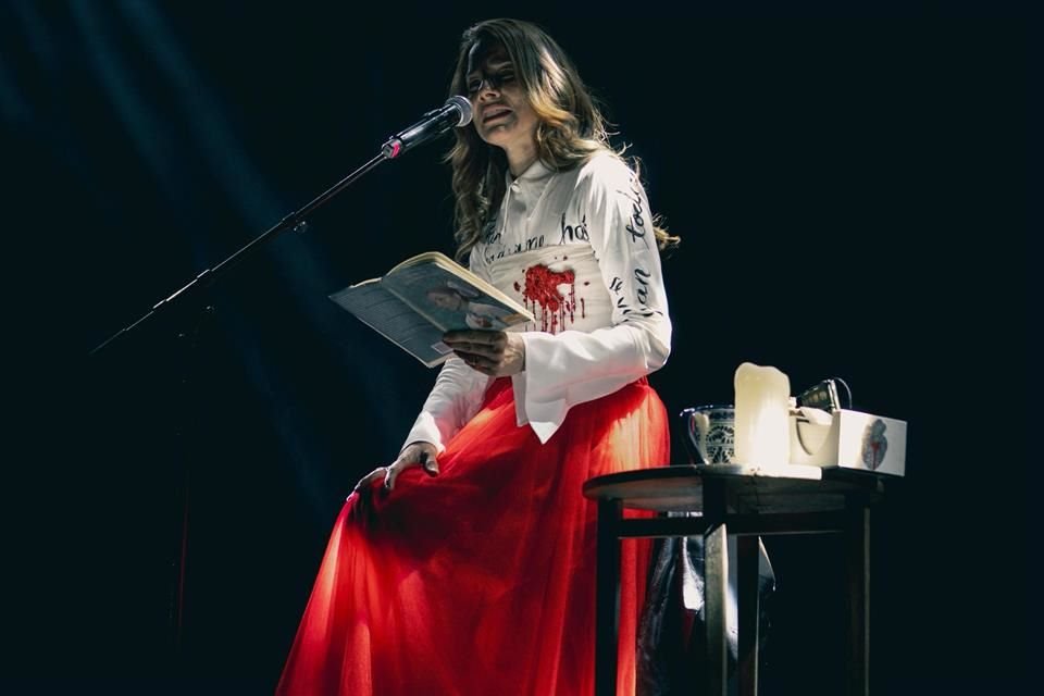 Entre canciones y versos, la compositora hizo transiciones por pequeños escenarios que dieron vida a sus historias.