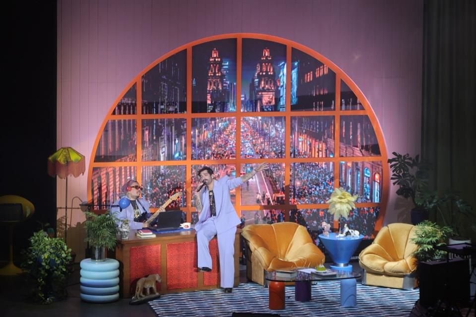 Daniel, Me Estás Matando convirtió el Auditorio en late night de boleroglam con invitados, salsa, hip hop y show lleno de humor y romance.