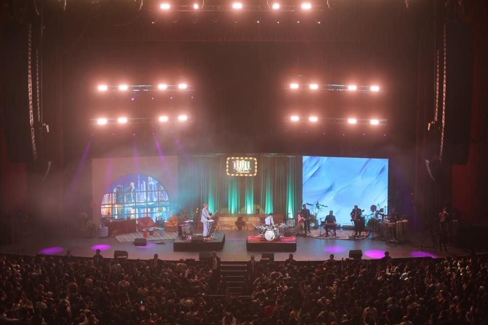 Su escenario incluía espacio para la banda, pero también una sala completa con escritorio, sillones, plantas y estatuas de pavorreales.
