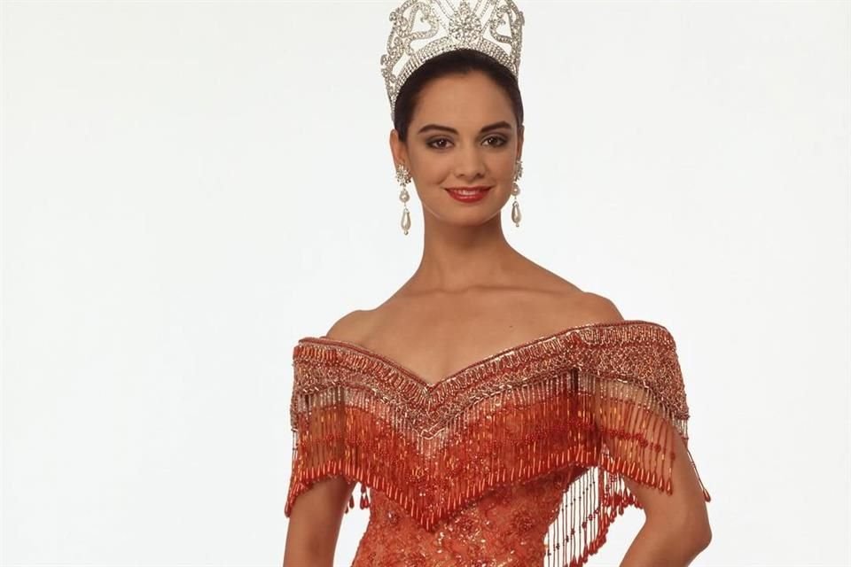 Lupita Jones, ganadora en 1991, compartió en redes sociales una fotografía de Bosch luciendo su vestido rojo de gala.