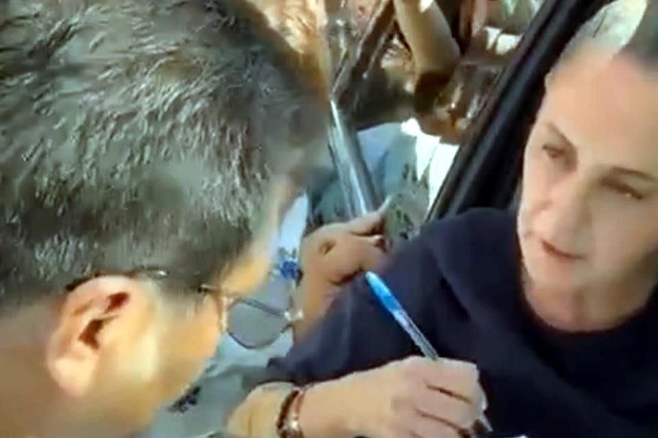 La Presidenta Sheinbaum firmó tres oficios a los maestros.