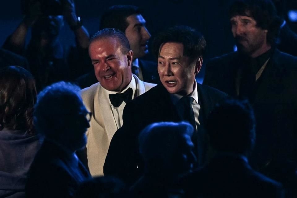 Tras su coronación, circularon videos donde se observa a Itsaragrisil aplaudiendo desde la primera fila, sentado junto al CEO del certamen, Raúl Rocha.