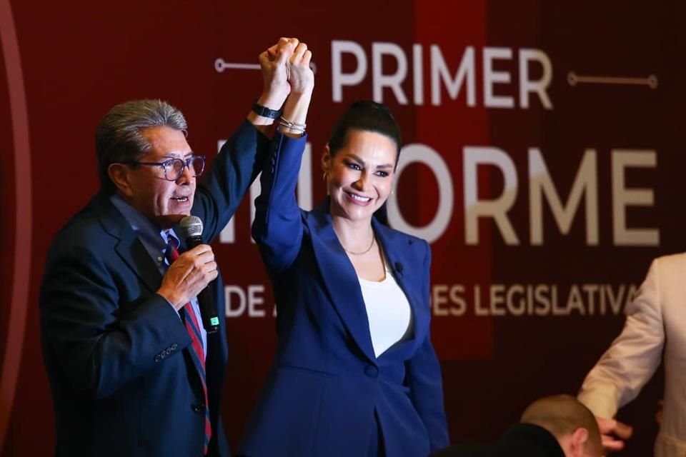 Ricardo Monreal levantó la mano de Merilyn Gómez Pozos.