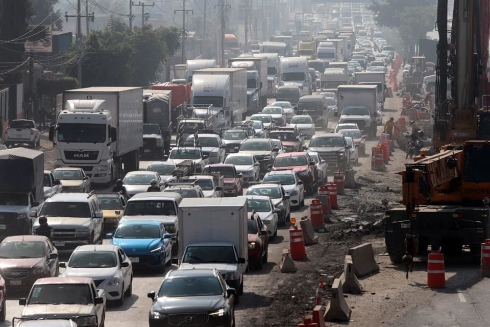 En diversas zonas rumbo al aeropuerto se constataron atorones, pues los trabajos de la obra continúan.