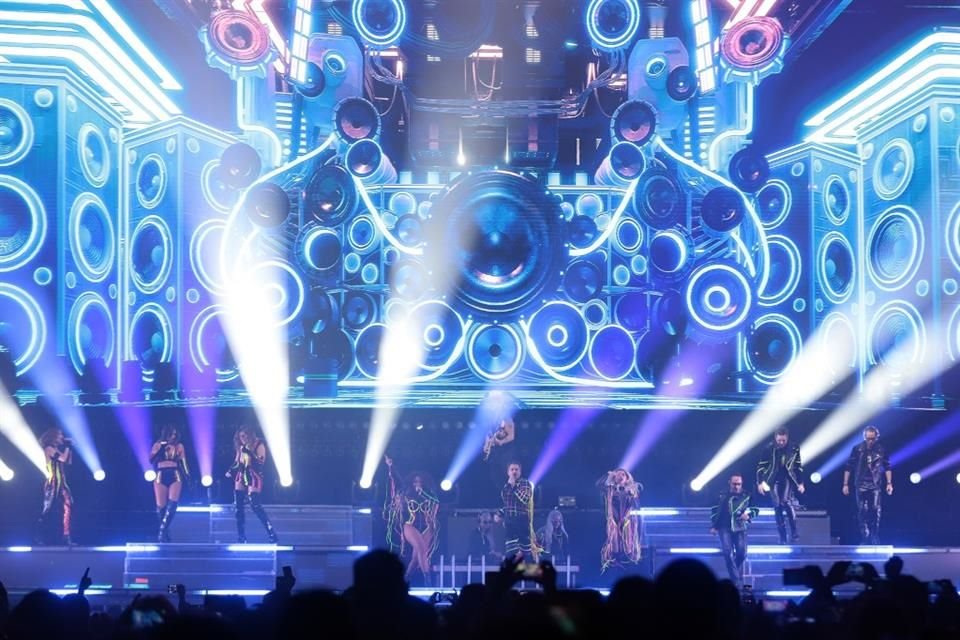 Con el concepto de antro, que incluyó mezclas de DJs, los 90's Pop Tour se presentó en Guadalajara ante 11 mil 500 personas.