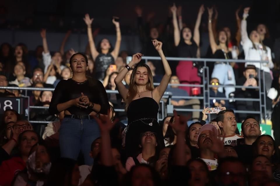 Con el concepto de antro, que incluyó mezclas de DJs, los 90's Pop Tour se presentó en Guadalajara ante 11 mil 500 personas.