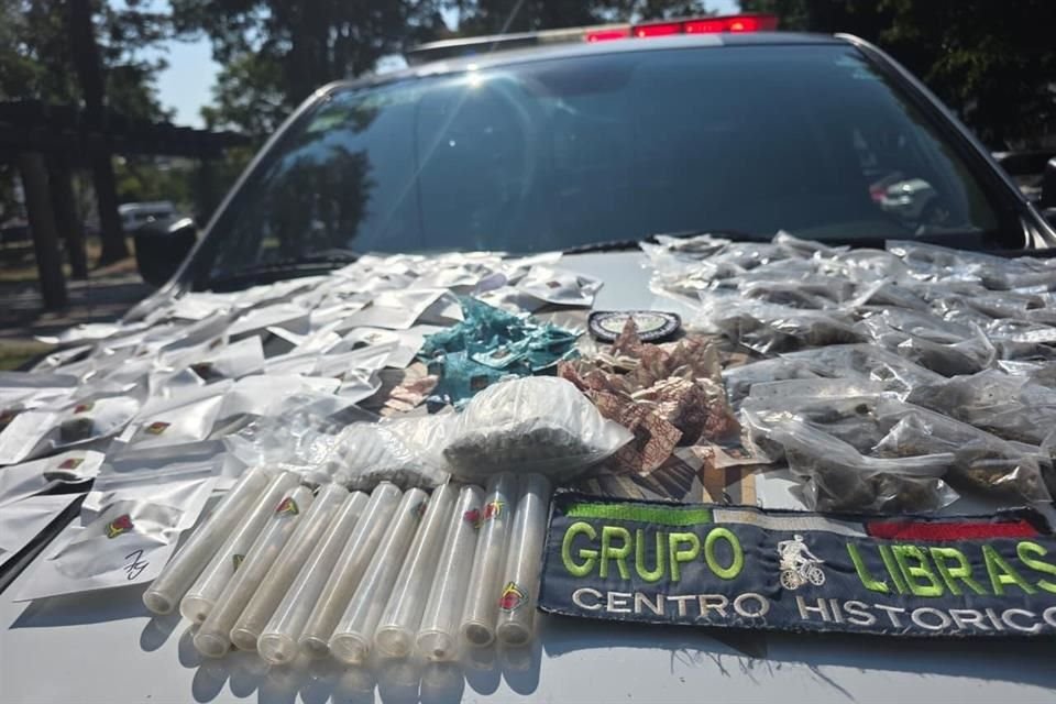 Se aseguraron  envoltorios con presunto 'crystal', 96 cigarrillos aparentemente de mariguana y 128 bolsas sellables con vegetal verde con las características de la misma planta.