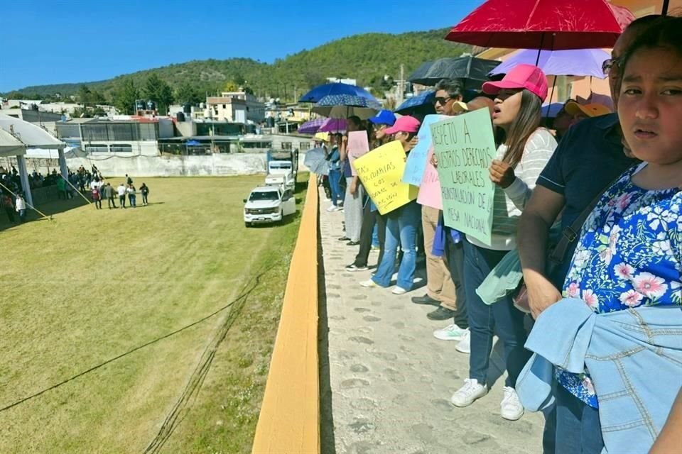 Los maestros protestaron por la falta de atención a sus demandas.