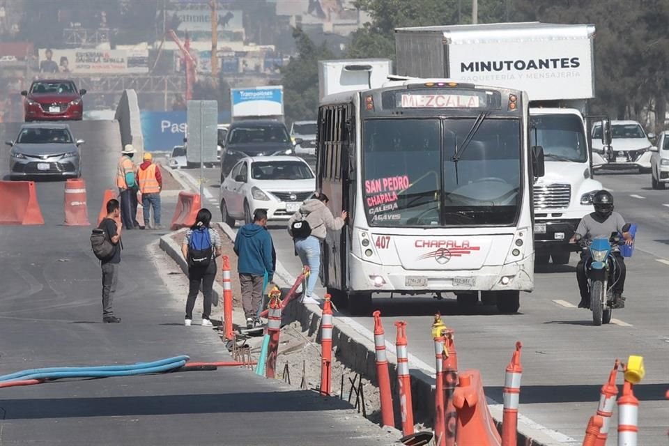 Ante las obras, camiones deben circular por los carriles centrales, lo que impide que se deje a usuarios en la parada correcta.