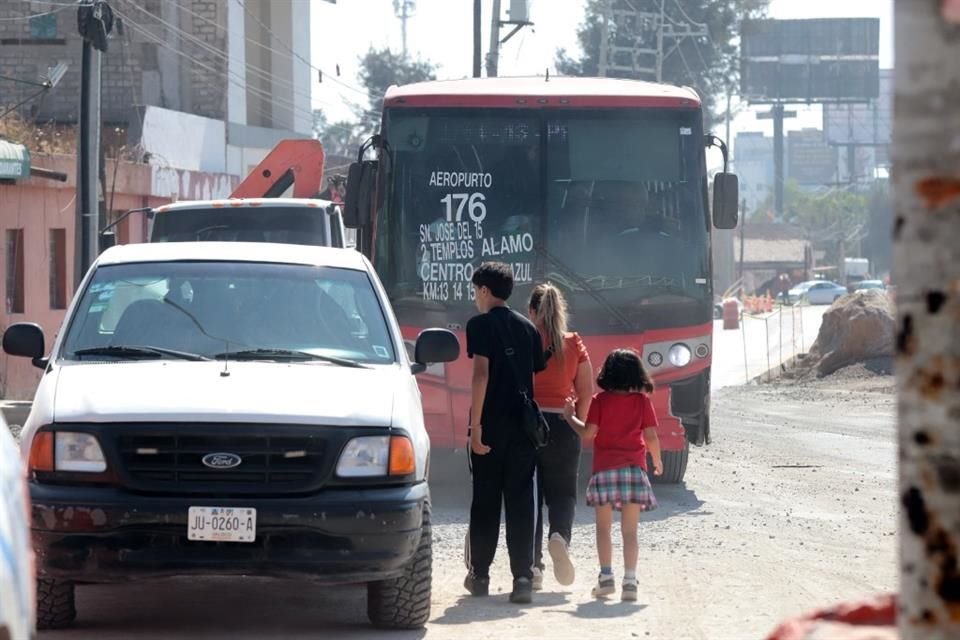 Al no poder subir o bajarse en una parada de transporte público, usuarios de exponen a la vialidad, incluso junto a sus hijos.