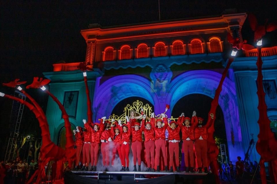 Durante el espectáculo de la compañía francesa Les Girafes en el circuito Arcos Minerva