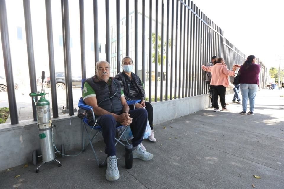 Federico Ortega, quien vive en Sahuayo, se queda hasta una semana en Jalisco para recibir sus quimios. Él y su esposa batallan para encontrar sitios para descansar.