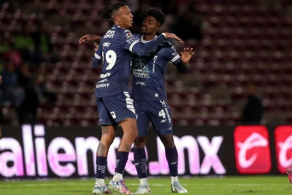 Jhonder Cádiz le quiso dar vida al conjunto hidalguense antes del descanso, pero se quedaron con uno menos y no les alcanzó.