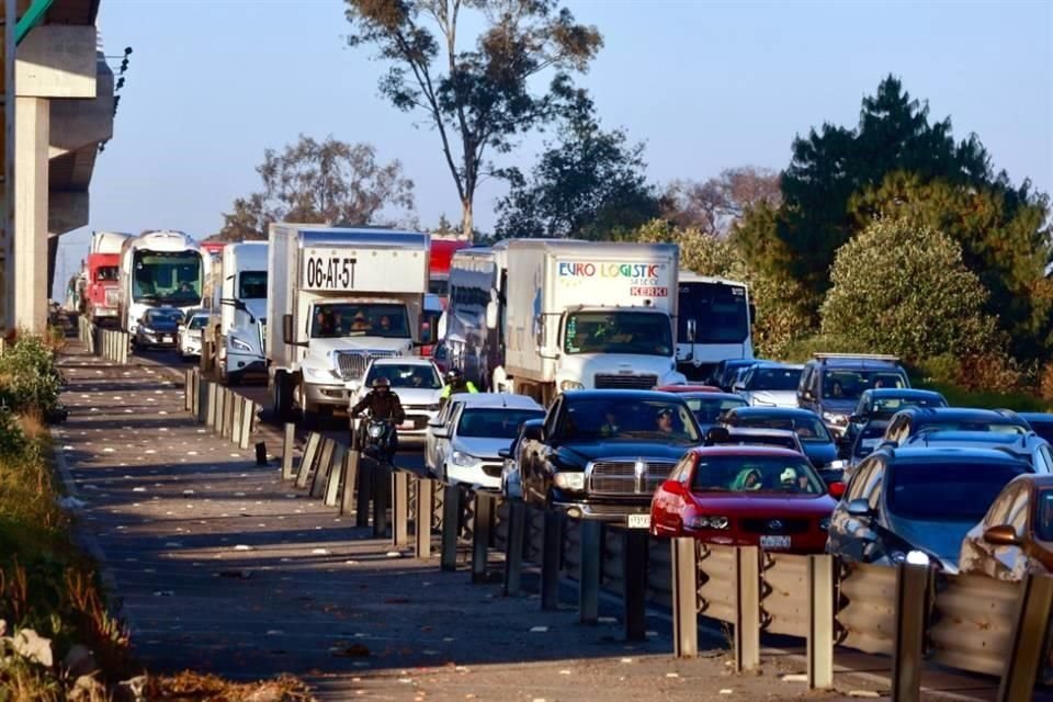 Desde temprana hora, la carga vehicular aumentó en la México-Toluca, debido a las movilizaciones.