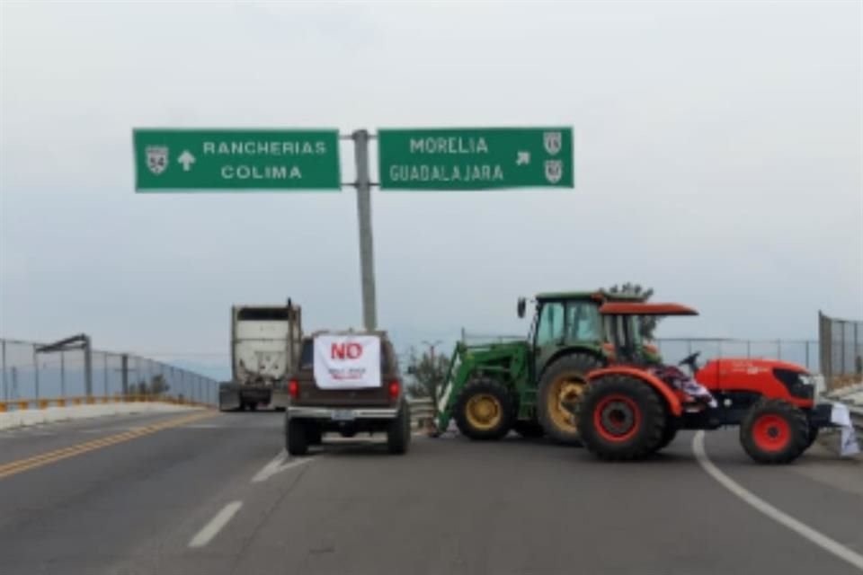 Uno de los 5 bloqueos en Jalisco se dio en el kilómetro 87 de la carretera Acatlán de Juárez-Colima, a la altura de Ciudad Guzmán.