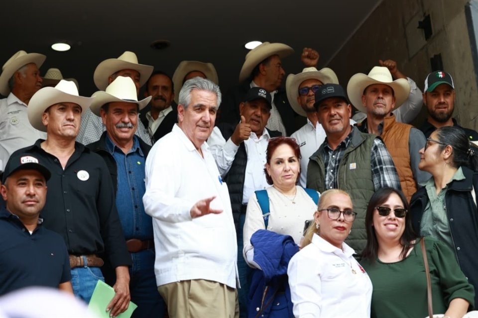 Integrantes del Frente Nacional para el Rescate del Campo y la Asociación Nacional de Transportistas se reúnen con autoridades en Segob.