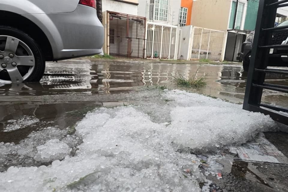 Vecinos de la zona sur de López Mateos, reportaron caída de granizo en la zona.