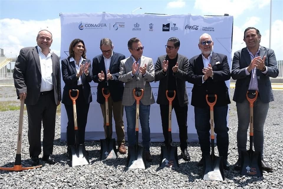 Con una inversión de 85 millones de dólares, la empresa Jugos Del Valle-Santa Clara colocó la primera piedra para la expansión de su planta en Lagos de Moreno.
