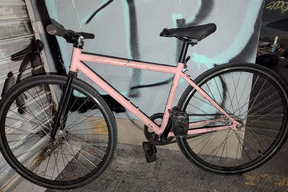 El detenido, identificado como Miguel Ángel 'N', de 40 años, fue asegurado junto con la bicicleta rodado 24 color rosa, valuada en aproximadamente 8 mil pesos.