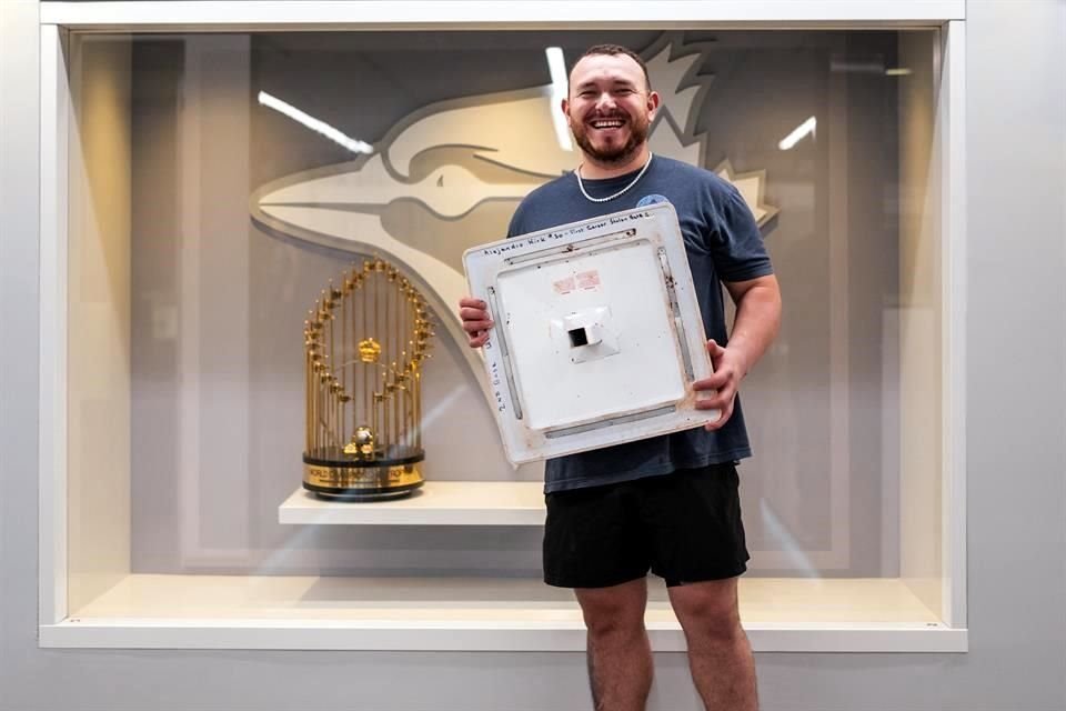 Kirk se llevó a casa la primera base robada de su carrera en las Grandes Ligas.
