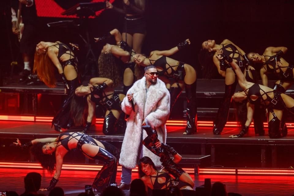 Durante el espectáculo, Maluma se hizo acompañar de cinco músicos, una corista y 10 bailarinas.