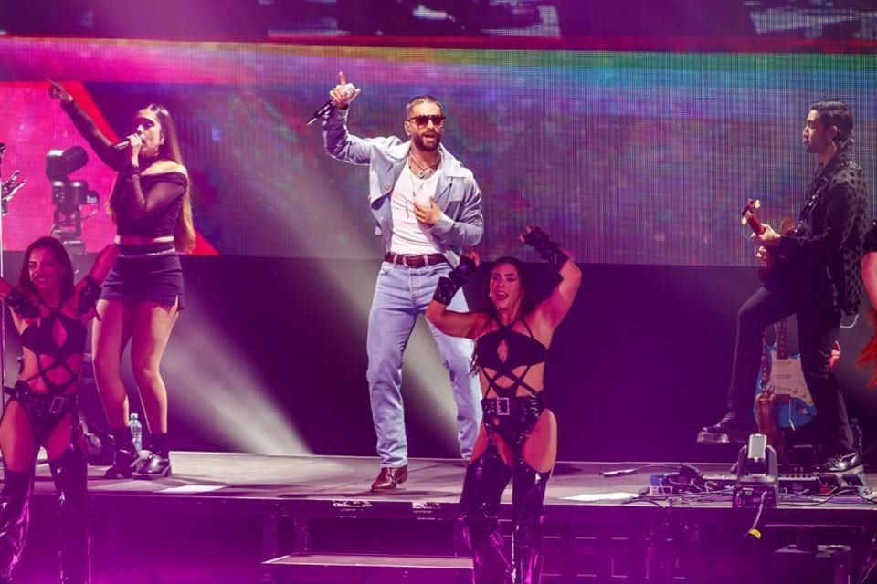 Durante el espectáculo, Maluma se hizo acompañar de cinco músicos, una corista y 10 bailarinas.