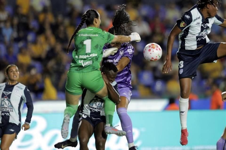 Tigres Femenil sufrió su primera derrota del Apertura 2025 al caer 3-2 con Pachuca en el Estadio Universitario.