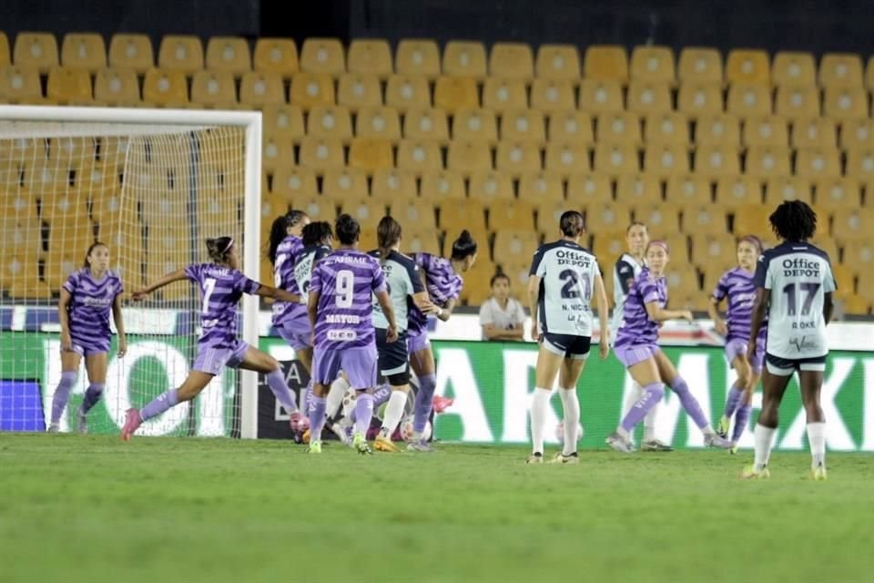 Tigres Femenil sufrió su primera derrota del Apertura 2025 al caer 3-2 con Pachuca en el Estadio Universitario.