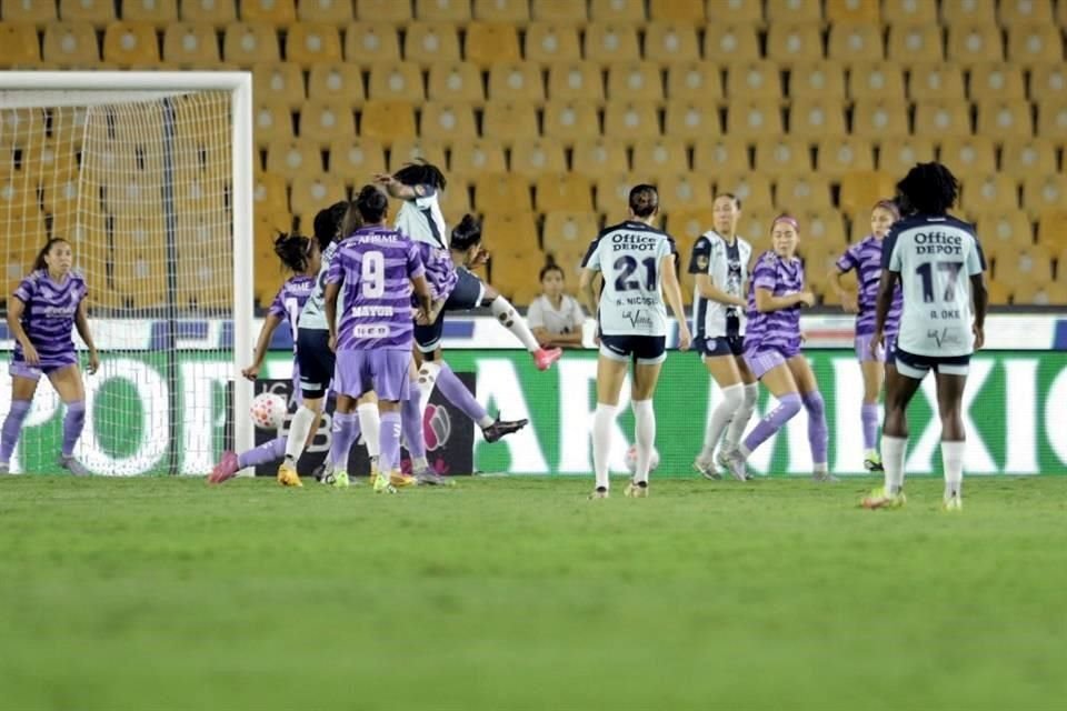 Tigres Femenil sufrió su primera derrota del Apertura 2025 al caer 3-2 con Pachuca en el Estadio Universitario.