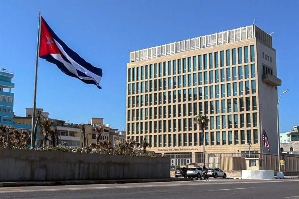 La administración de AMLO gastó más de 387.4 mdp en imprimir 15 millones de libros de texto para estudiantes cubanos, de acuerdo con MCCI.