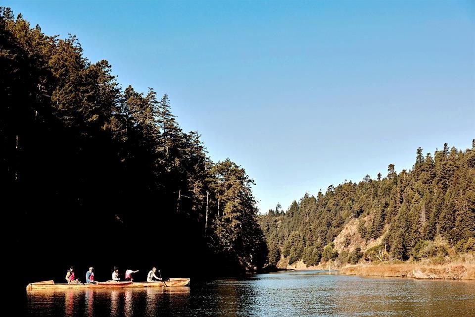 Spływ kajakowy rzeką Big River w Mendocino.