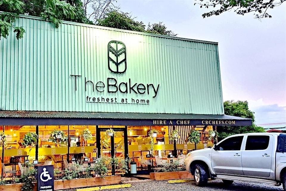 Se hai voglia di qualcosa di dolce, il bar The Bakery offre opzioni senza glutine e bevande come caffè e tisane.