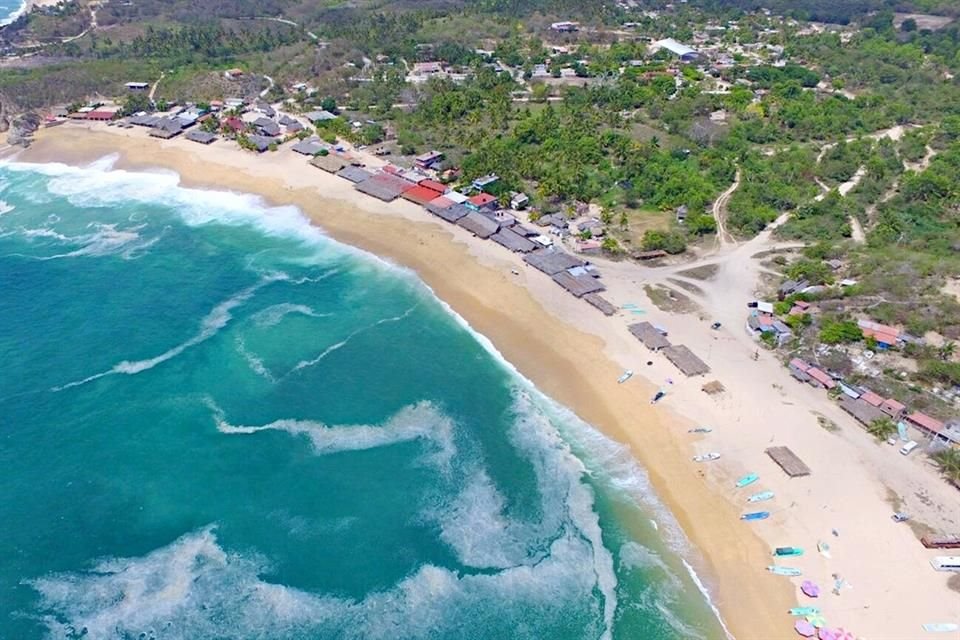 Descubre la costa de Michoacán: playas vírgenes, tortugas marinas y aventuras acuáticas que conectan con la naturaleza del Pacífico.