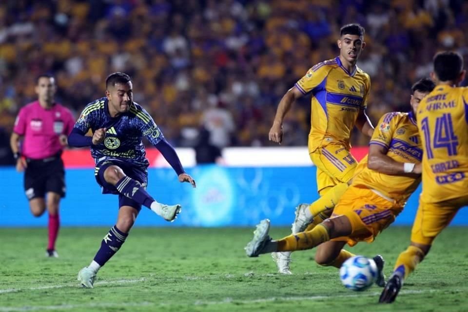 El mexicano colocó el balón fuera del alcanza de Nahuel, para el 2-1 favorable a la visita.