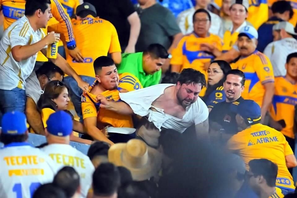 Aficionados pelearon en las tribunas del Uni durante el duelo entre Tigres y América.