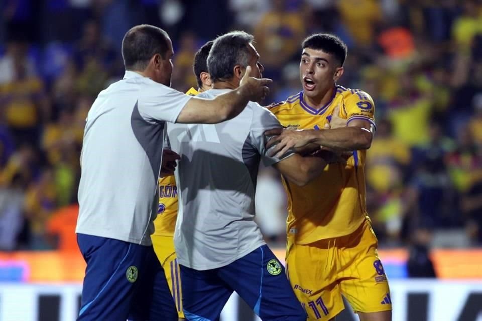 Tras el silbatazo final, Juan Brunetta se encaró con André Jardine, DT del América.