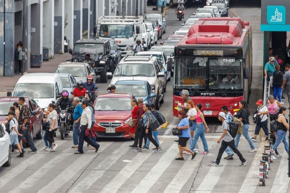 De las mil 200 personas que mueren al año por siniestros viales en Jalisco, el 33% de las víctimas son peatones.