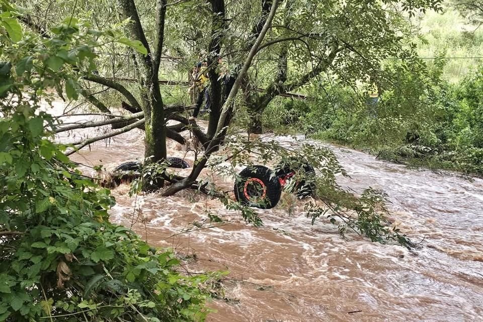 Una niña murió al ser arrastrada por río en Atotonilco; otra menor, junto a su mamá, está ilocalizable en Arandas tras situación similar.