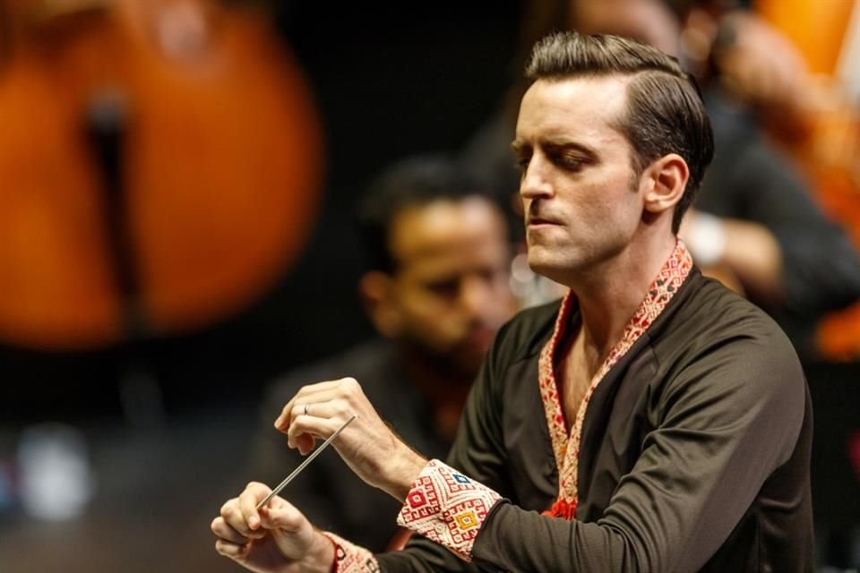 Mexican Symphony by the composer and conductor from Guadalajara, Juan Pablo Contreras.