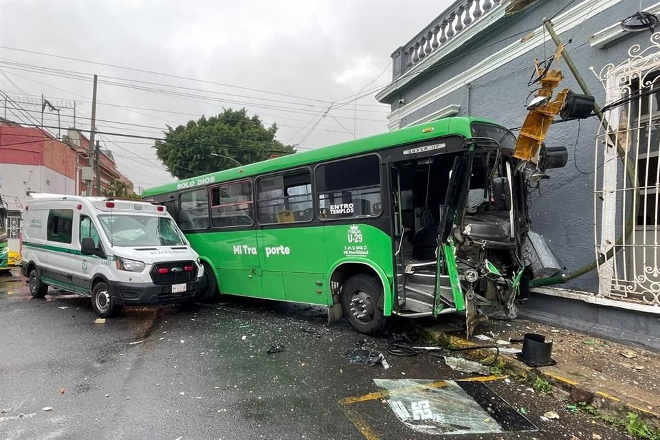 Los choferes de un camión de transporte público y una ambulancia del IMSS protagonizaron un choque en el Centro de Guadalajara.