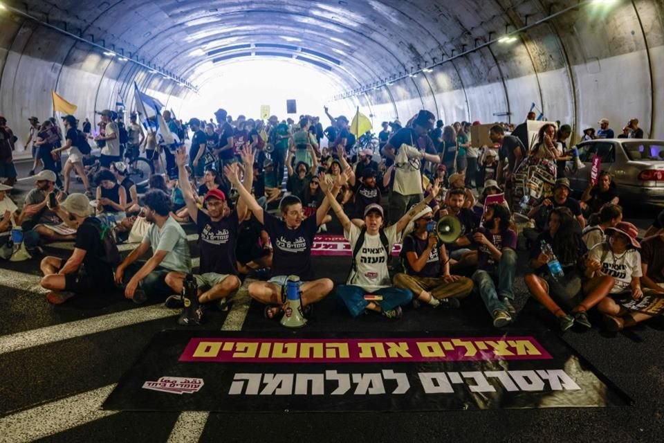 Familiares de rehenes y manifestantes bloquean un túnel.